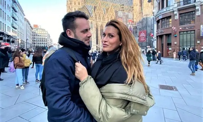 Lara Sajen junto a Javier, su marido