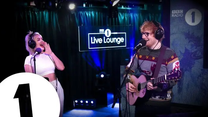 ‘2002’ de Anne-Marie & Ed Sheeran Letra en español y Video en Acústico