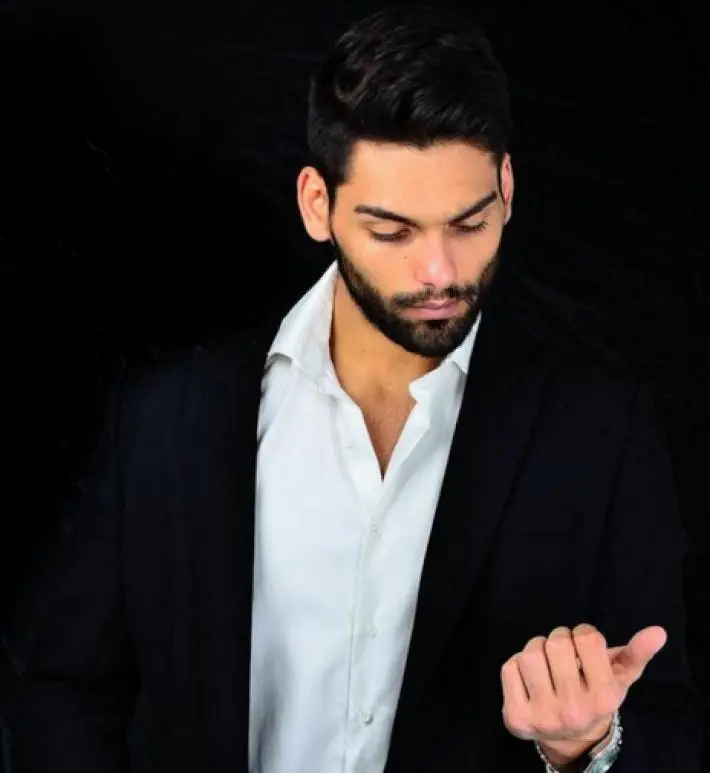 Isaac, el Nuevo Tronista de MYHYV, Enganchado a Twitter