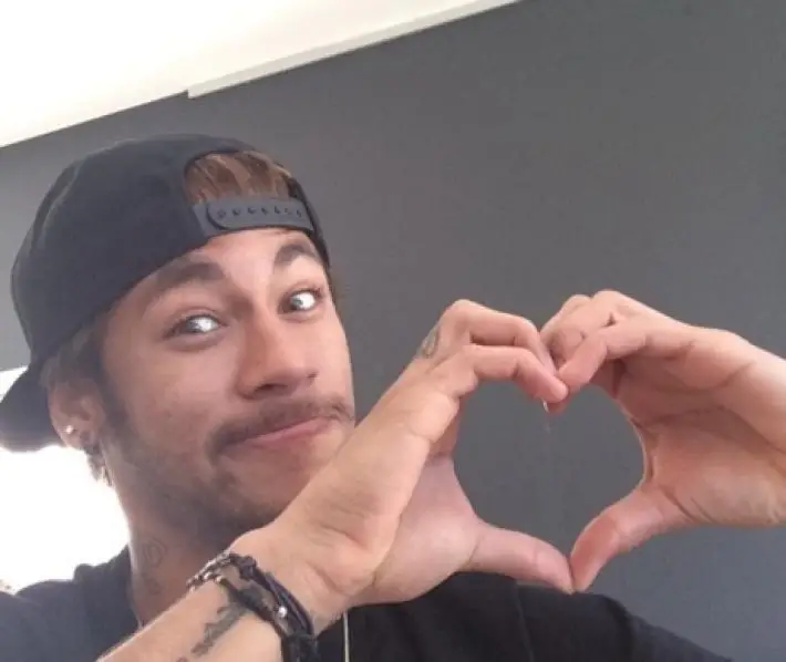 La Novia de Neymar se va Con Otro