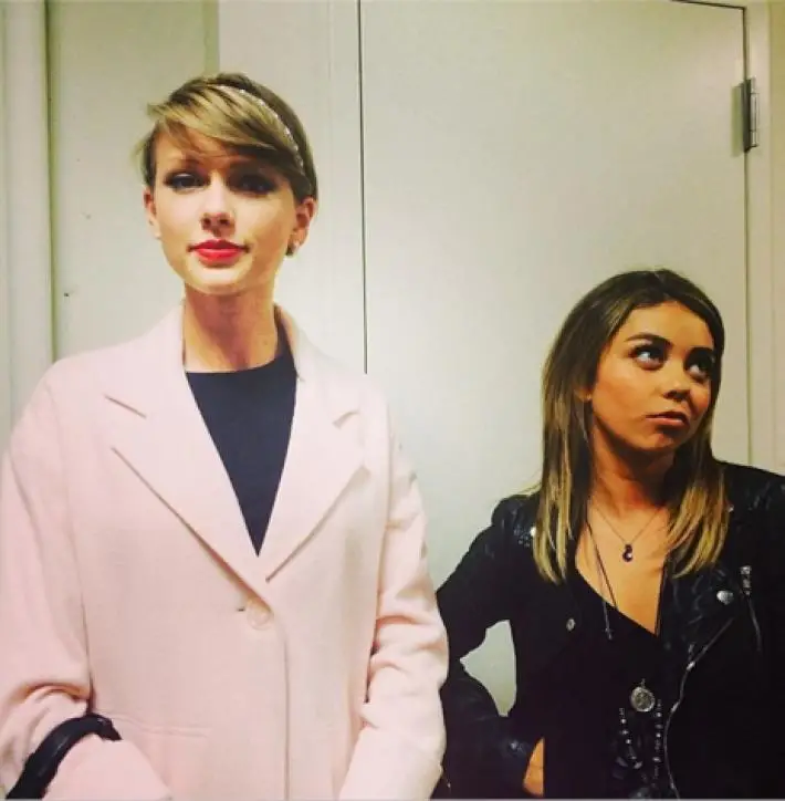 Taylor Swift se Hace Pasar Por la Madre de Sarah Hyland