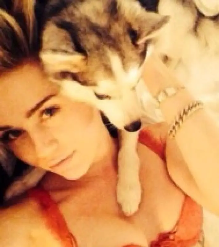 Escuchar Pretty Girls: la Canción Filtrada de Miley Cyrus