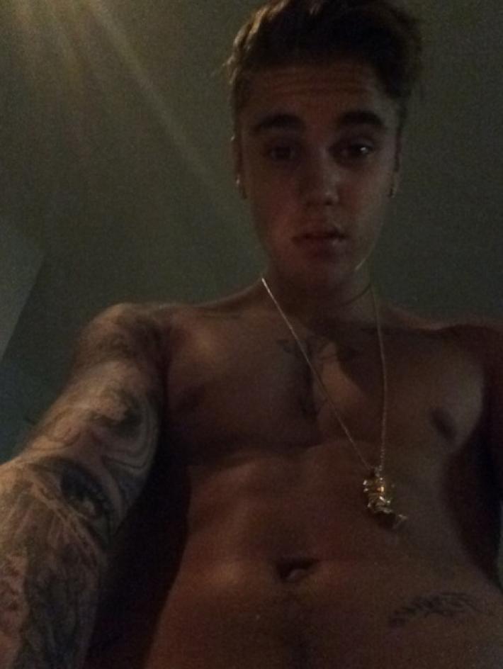 Justin Bieber Posa Desnudo Para Una Selfie