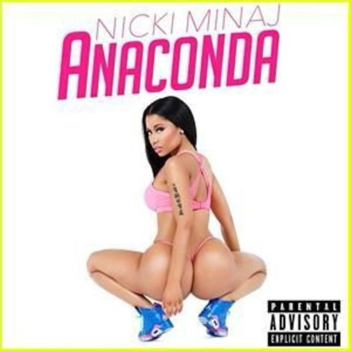 Nicki Minaj Posa Casi Desnuda y en Tanga