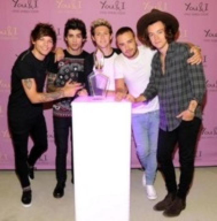 Harry Styles de One Direction en un Concurso de Camisetas Mojadas
