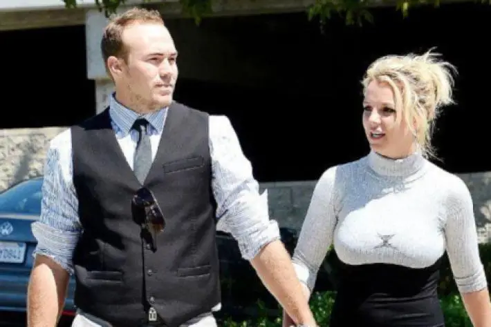 Britney Spears Deja a su Novio por Twitter
