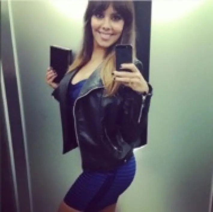 Adán y Eva: un Adonis Negro Conquistando a Dos Evas