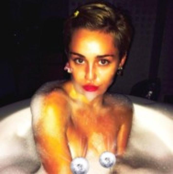 Miley Cyrus Engaña a su Novio