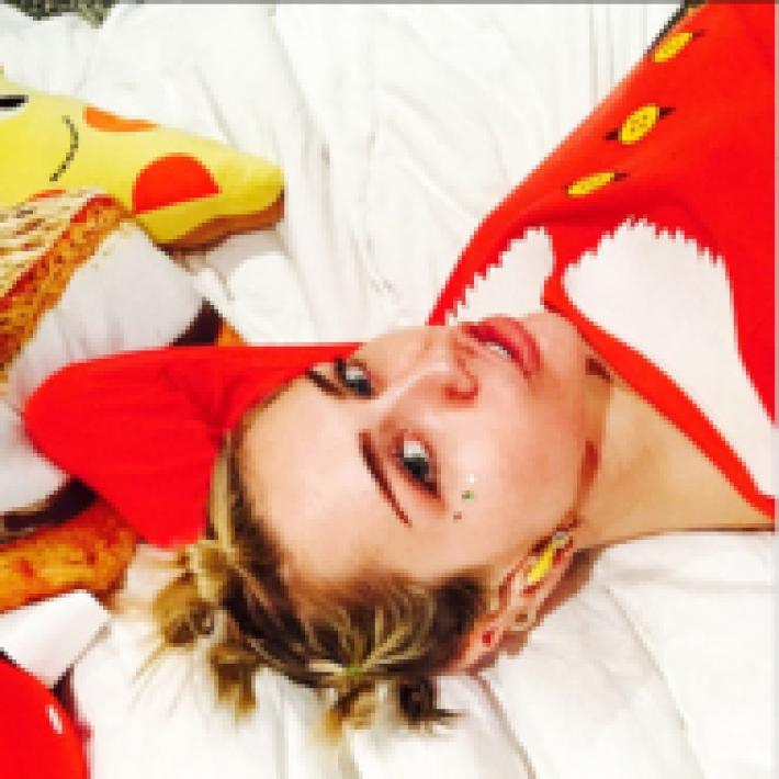 Miley Cyrus Desafía a la Madre de su Novio Patrick