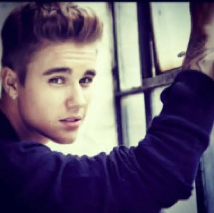 Justin Bieber Sorprende a una Fan Victima de un Incendio