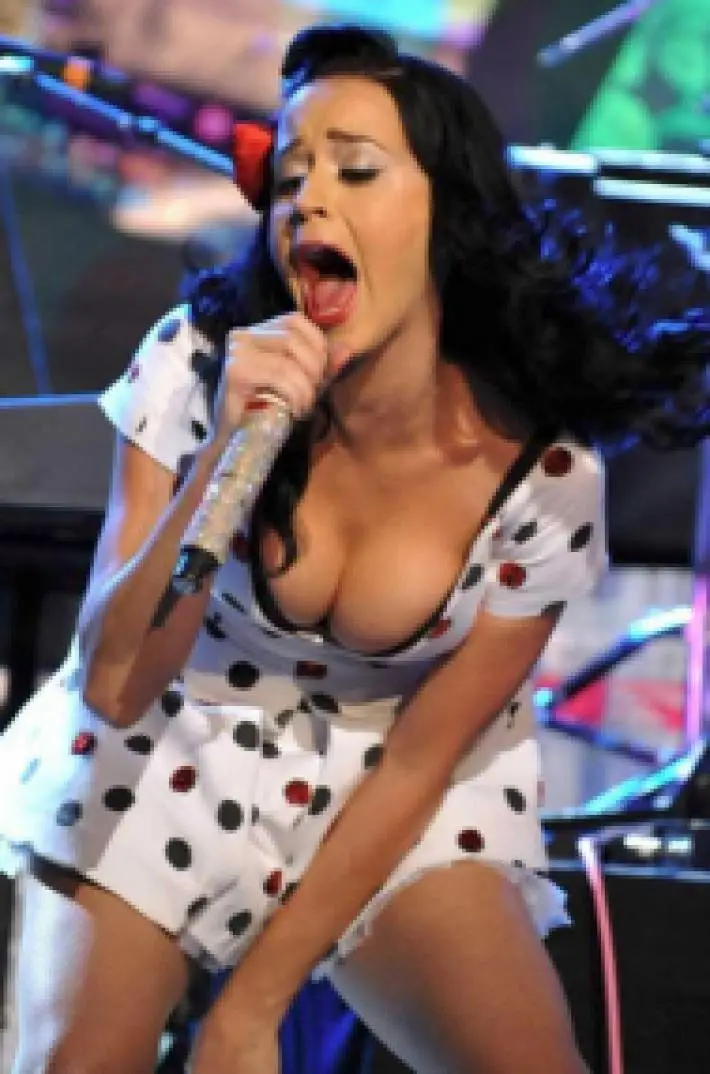 Miley Cyrus Contra Selena Gómez: Mi Topless es Más Sexy