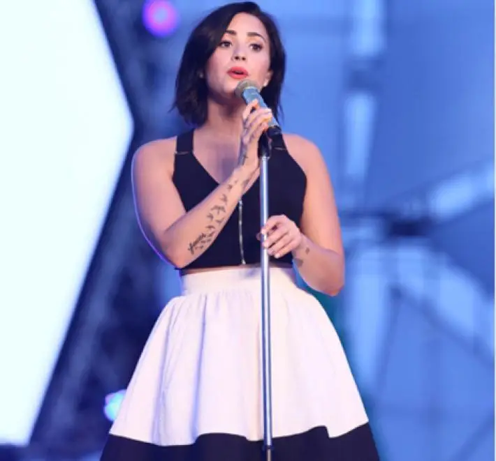 Demi Lovato en Vietnam, Las Fotos de su Actuación