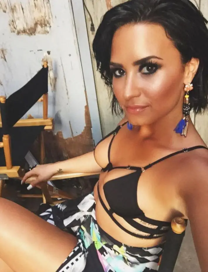 Demi Lovato Revoluciona Twitter con su Provocativo Look