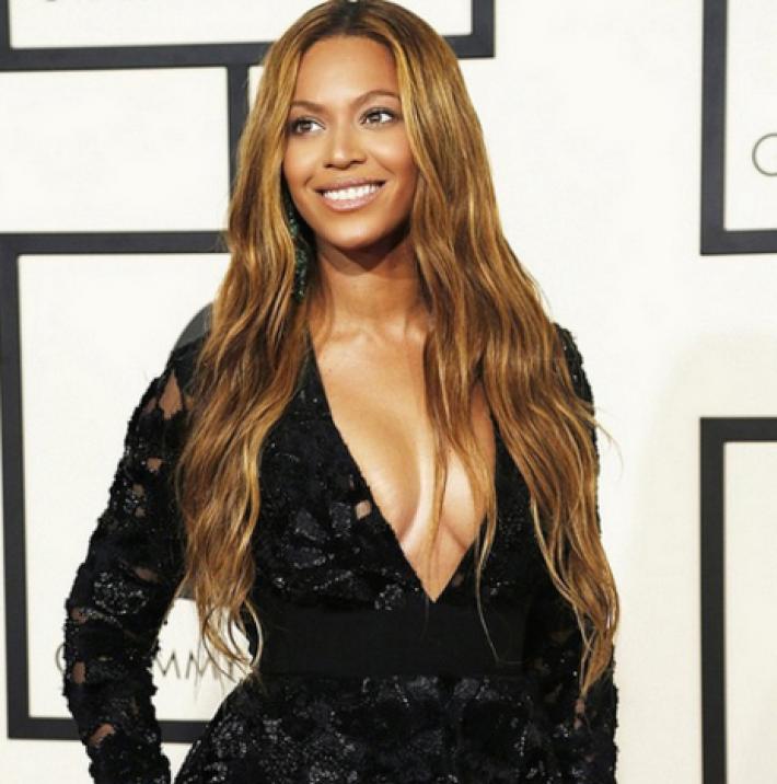 El Escote de Beyoncé Brilla en Nueva York