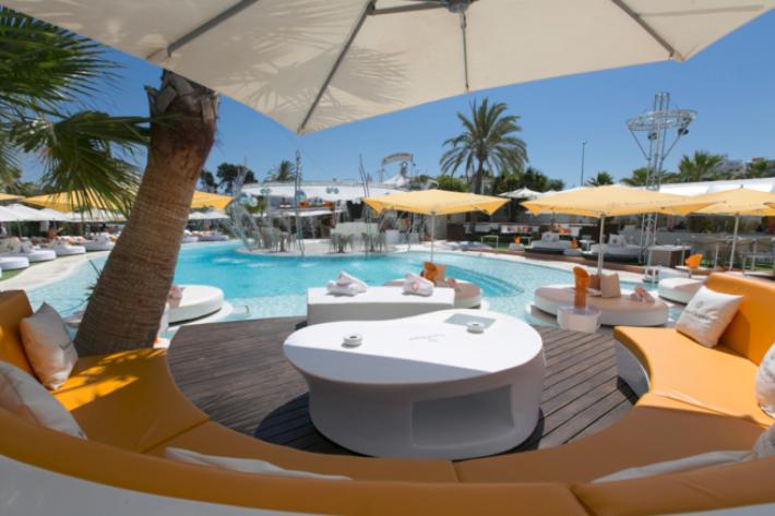 Whatsred Te Lleva a Oceans Beach Ibiza