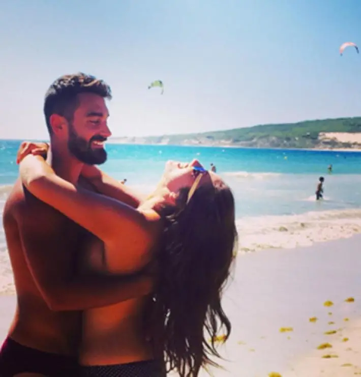 El Topless de Anabel Pantoja en la Playa (Fotos)