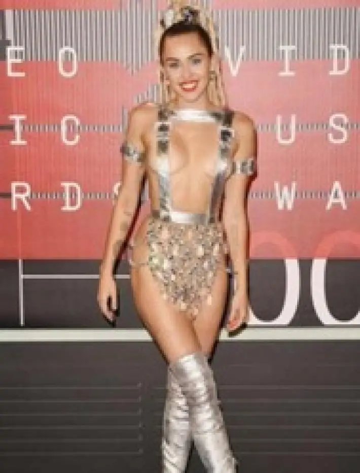 Miley Cyrus y Cody Simpson Tienen un Accidente de Coche