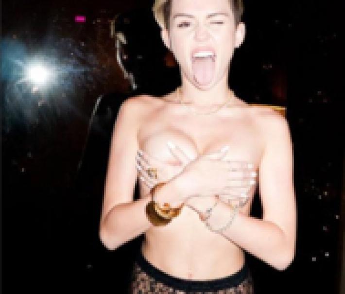 La Nueva Locura de Miley Cyrus, Cuernos de Silicona y Agujeros en la Espalda