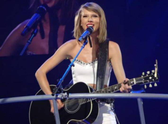 Taylor Swift Demandada por un Locutor de Radio