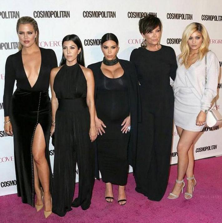 50 Aniversario de Cosmopolitan con la Familia Kardashian al Completo