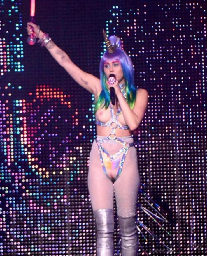 La Actuación de Miley Cyrus ¿Completamente Desnuda?