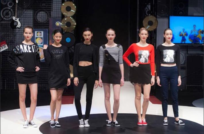 Taylor Swift Estrena su Nueva Línea de Ropa en la Semana de la Moda de Hong Kong