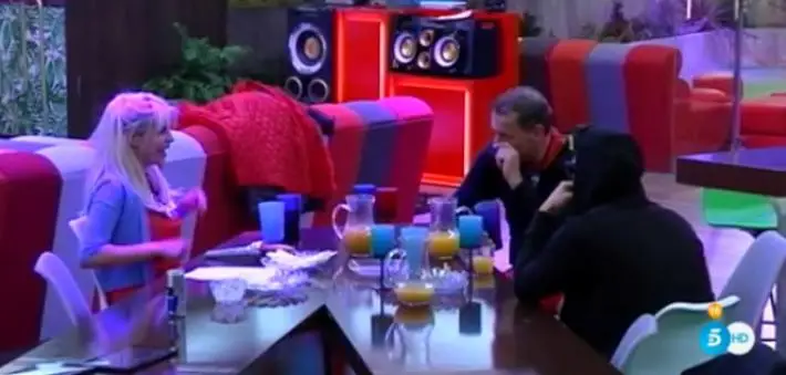 Gran Hermano VIP(GH VIP): Charlotte Pide una Hora sin Cámaras con Carlos Lozano