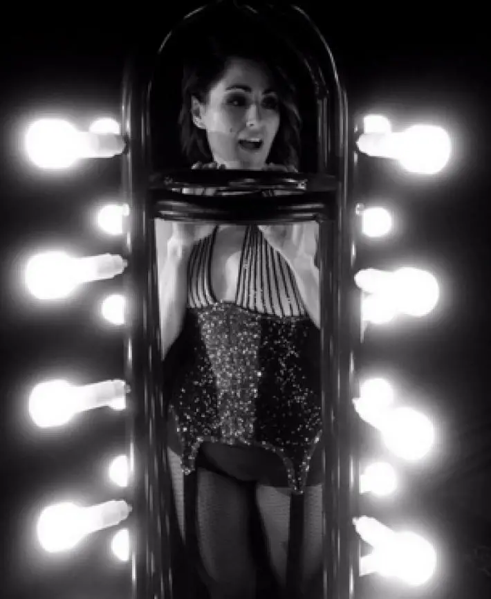 Irma Bule Muere tras Ser Mordida por una Cobra en Pleno Concierto (Vídeo)