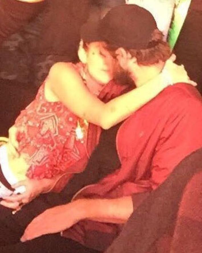 Miley Cyrus y Liam Hemsworth: Su Primer Beso en Público