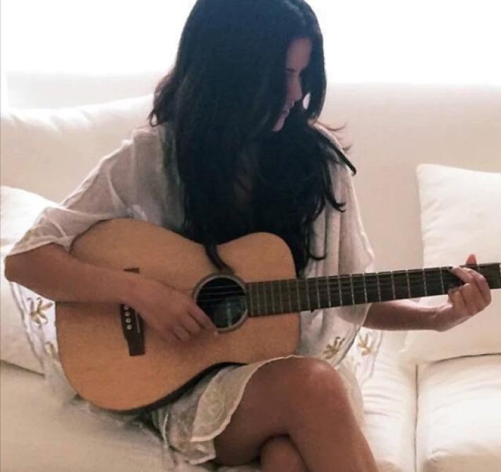 Selena Gómez Aprovecha la Cancelación de sus Conciertos para Componer