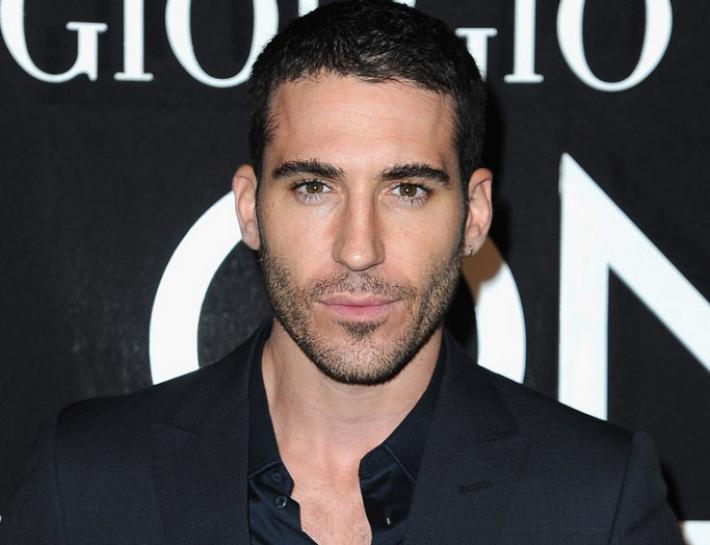 Miguel Ángel Silvestre Preparado para Presentar un Premio en los Latin Grammy 2016