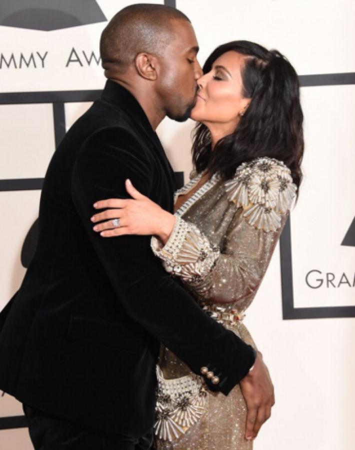 Kim Kardashian Planea Llevar a Kanye West a Casa para Acción de Gracias