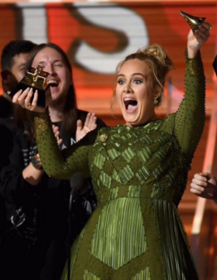 Adele se Corona Como Ganadora en los Grammys 2017 y la Industria Musical Vuelve a Rendirse Ante Ella