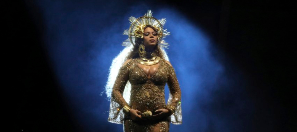 Una Embarazada Beyoncé Deslumbra en los Grammys 2017