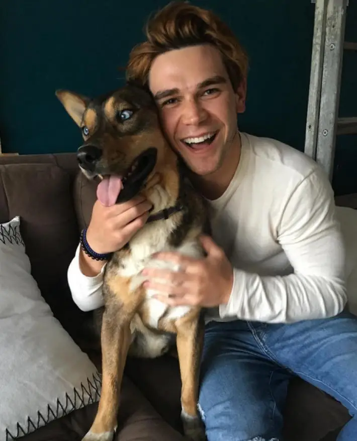 KJ Apa, Archie Andrews en Riverdale, Enamorado de Kendall Jenner
