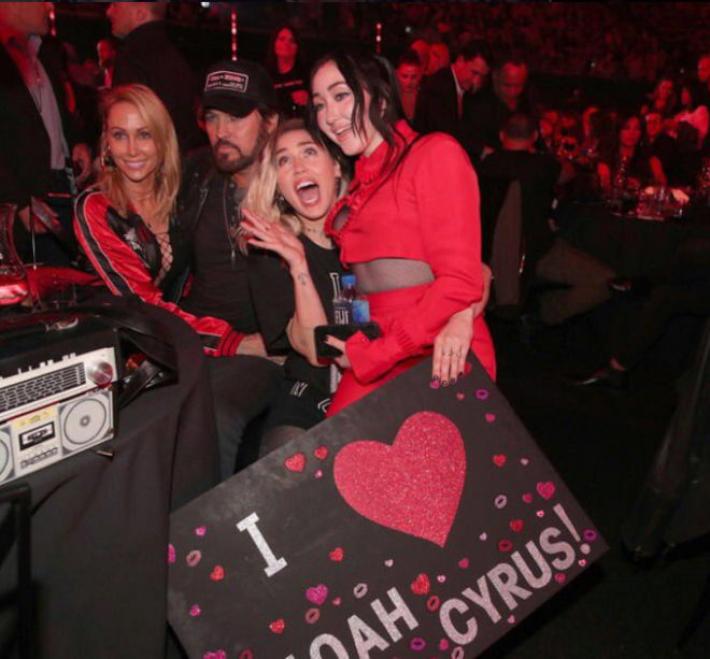 Noah Cyrus Asegura que Miley Cyrus no es la Mejor Cantante de su Familia