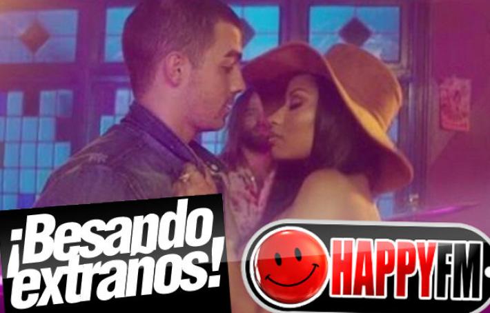 Nicki Minaj y Joe Jonas nos Invitan a Abrir Nuestra Mente con ‘Kissing Strangers’
