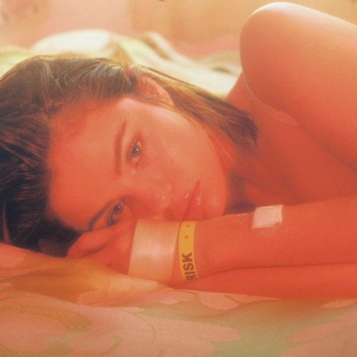 Selena Gomez Explica el Significado del Brazalete del Hospital en ‘Bad Liar’