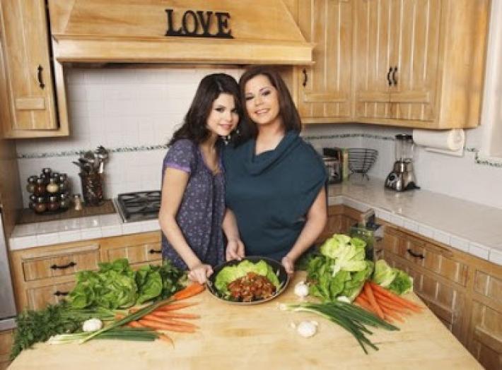 Recetas de Famosos: Selena Gomez y sus Camarones Envueltos en Lechuga