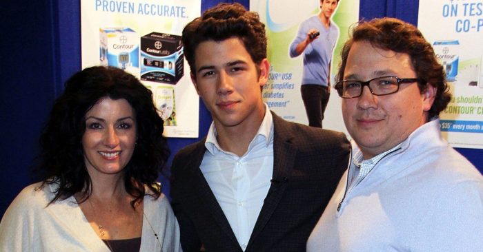 Nick Jonas confirma que su padre ha superado su cáncer