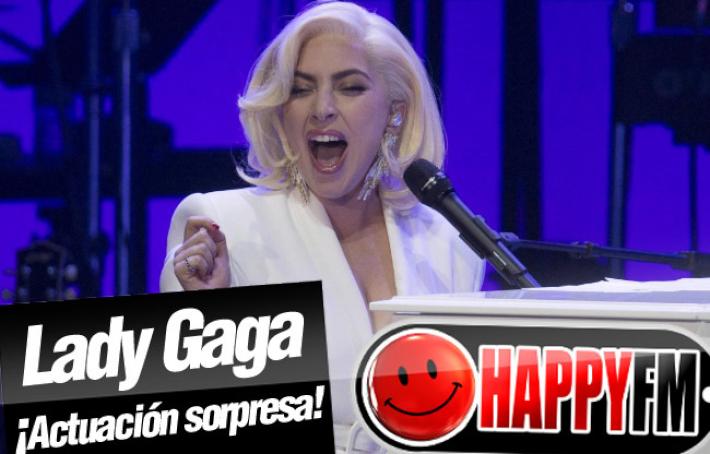 Lady Gaga hace una aparición sorpresa en un concierto benéfico