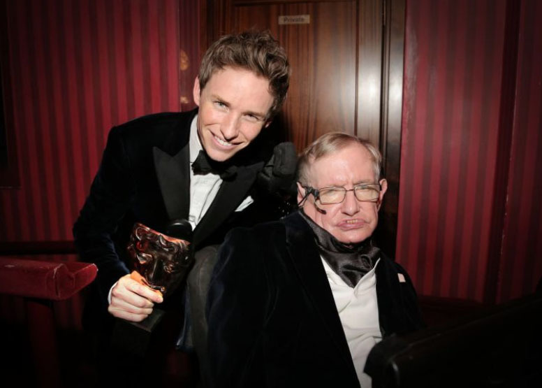 Así recuerdan Benedict Cumberbatch y Eddie Redmayne a Stephen Hawking tras darle vida en la pantalla