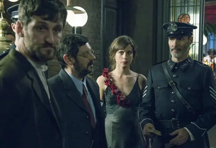 Manolo Solo, Raúl Arévalo y Michelle Jenner en 'El Continental'