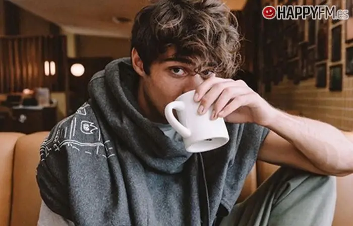 Noah Centineo juega con cachorritos mientras imita a Lana Condor, y esto es lo mejor que veréis hoy