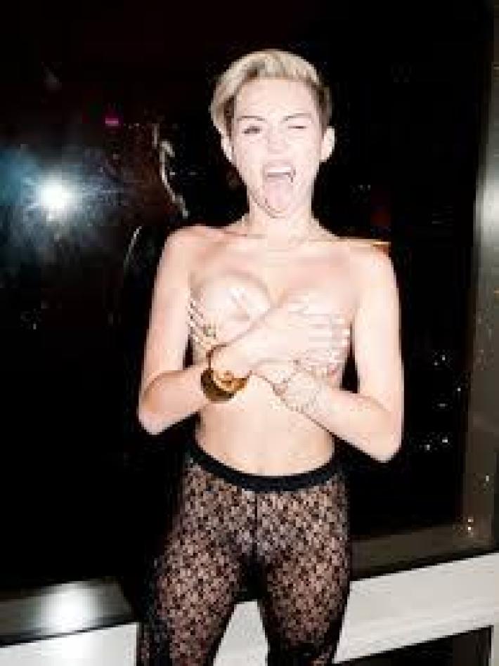 Miley Cyrus, Selena Gómez… Las ex Niñas Disney que Han Posado en Topless