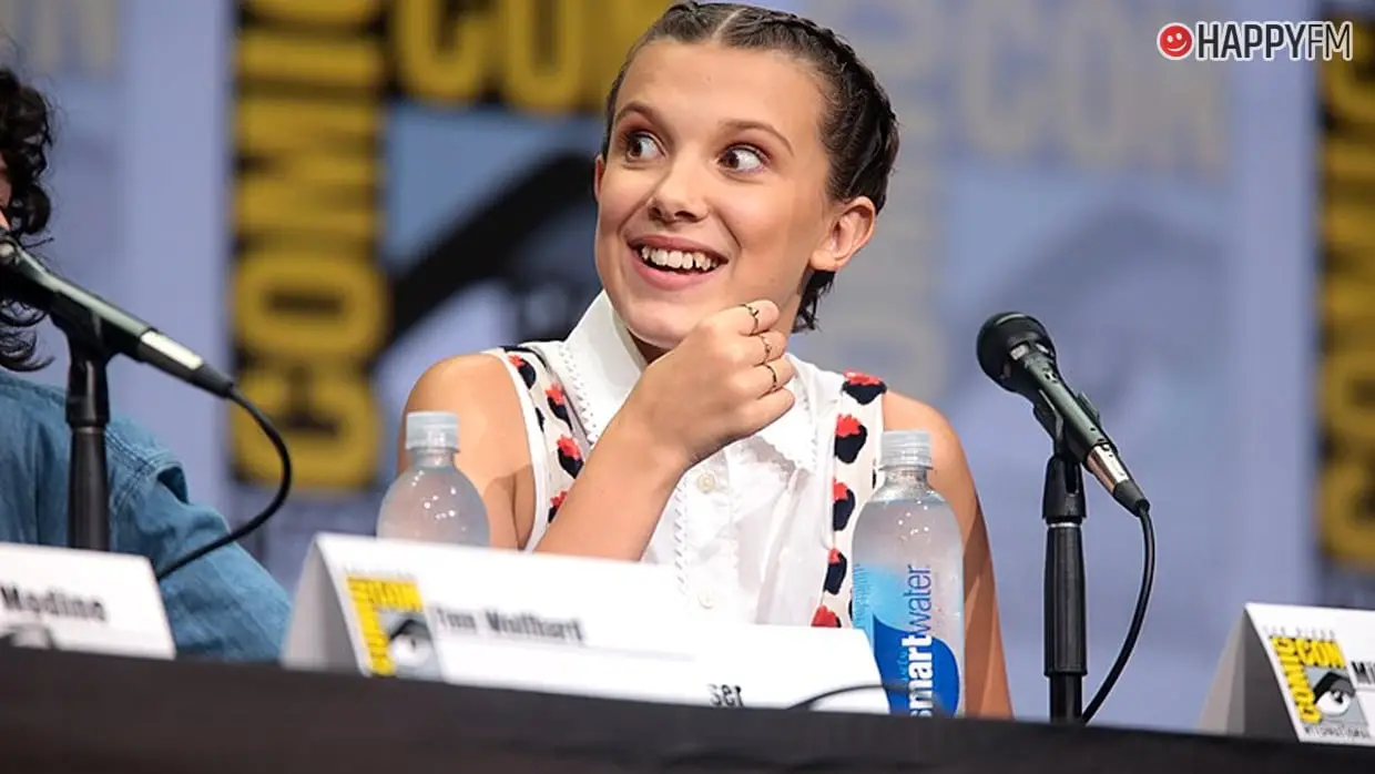 Millie Bobby Brown defiende al protagonista de ‘You’ y desata la guerra en Twitter
