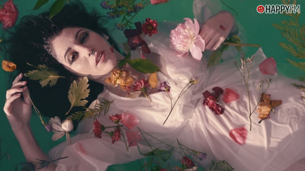 ‘Flores y vino’, de Bely Basarte: letra y vídeo