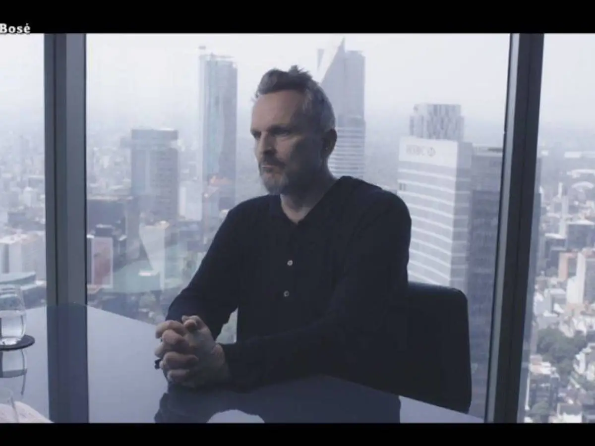 Miguel Bosé asegura que no utiliza gel hidroalcohólico y que no ha dejado de dar besos y abrazos