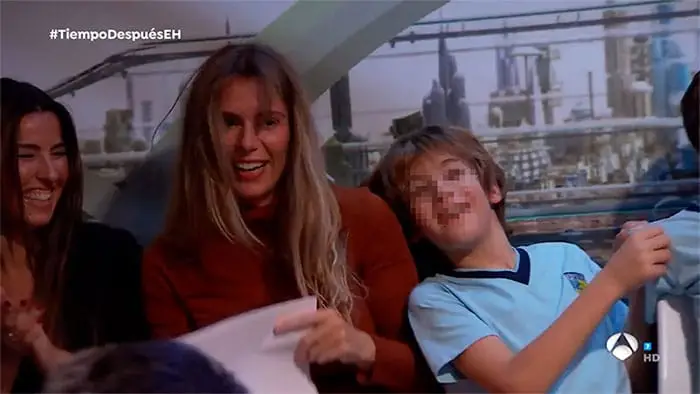 La mujer y el hijo de Arturo Valls en una de sus pocas apariciones públicas