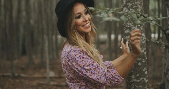 Beth ha cambiado mucho desde que saliera de la academia, ahora es madre de dos hijos